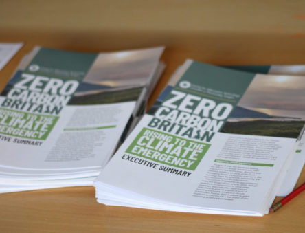 Pentwr o adroddiadau Cryno Zero Carbon Britain: Rising to the Climate Emergency ar fwrdd