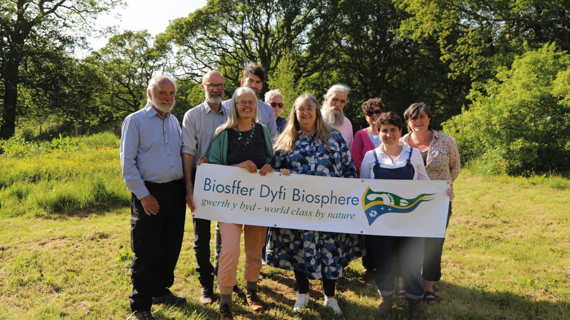 Andy, ail o’r chwith, ac aelodau cyfarfod partneriaeth Biosffer Dyfi gyda Julie James, Gweinidog Llywodraeth Cymru, yn 2023.